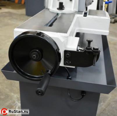 Для зажима заготовок различных габаритов станок оснащен тисками, позволяющими зажать заготовку как для прямого реза, так и для реза под углом до 45°. Угол зажима можно определить по шкале. фото №3 Для зажима заготовок различных габаритов станок оснащен тисками, позволяющими зажать заготовку как для прямого реза, так и для реза под углом до 45°. Угол зажима можно определить по шкале. фото №3