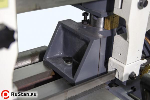 Надёжная фиксация обрабатываемых заготовок. Наличие гидравлических тисков. В движение тиски приводятся посредством кнопок, расположенных на панели управления. фото №15 METAL MASTER MGH-350 фото №15